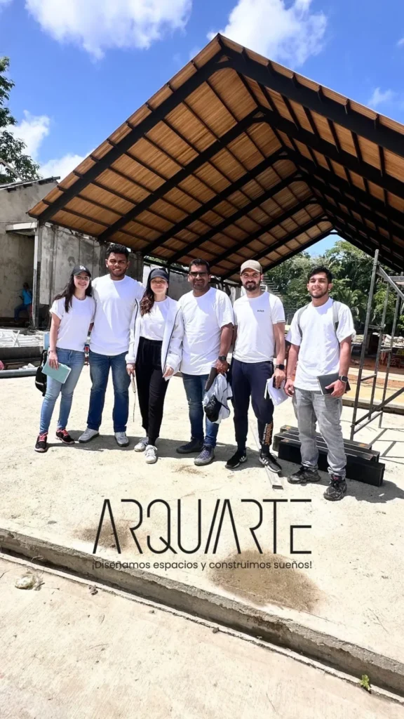 Equipo multidisciplinario de Arquiarteca en oficina